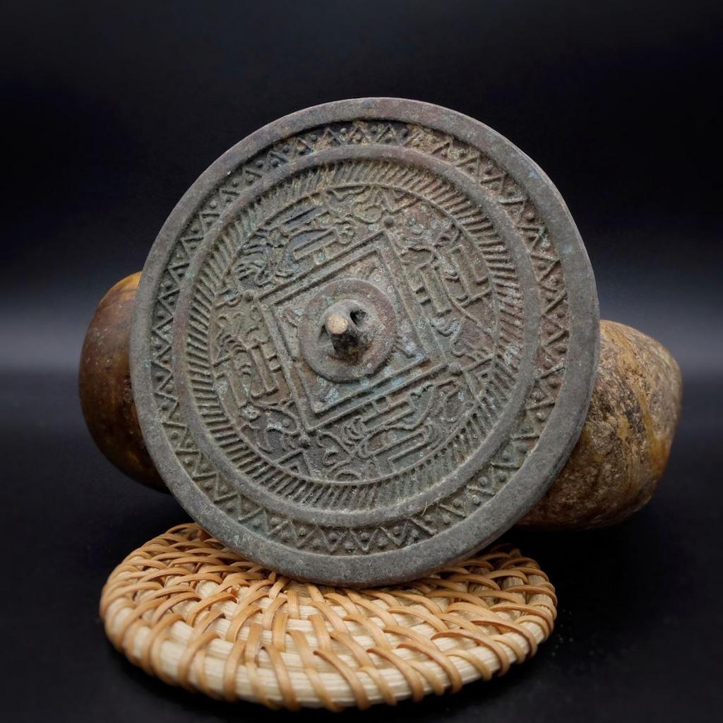 Шаманское зеркало с орнаментом N°1