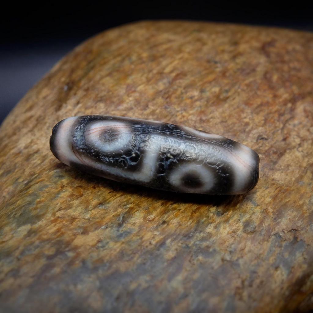 Бусина дзи 6 глаз №38