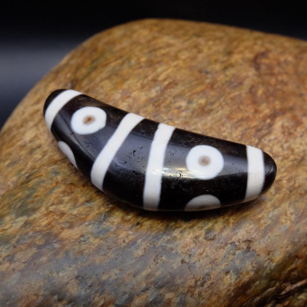 Бусина Дзи 8 глаз в форме полумесяца