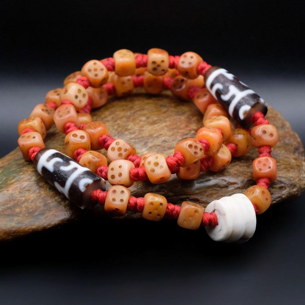 Подвеска с игральными кубиками из кости, сломанной дзи и ракушки