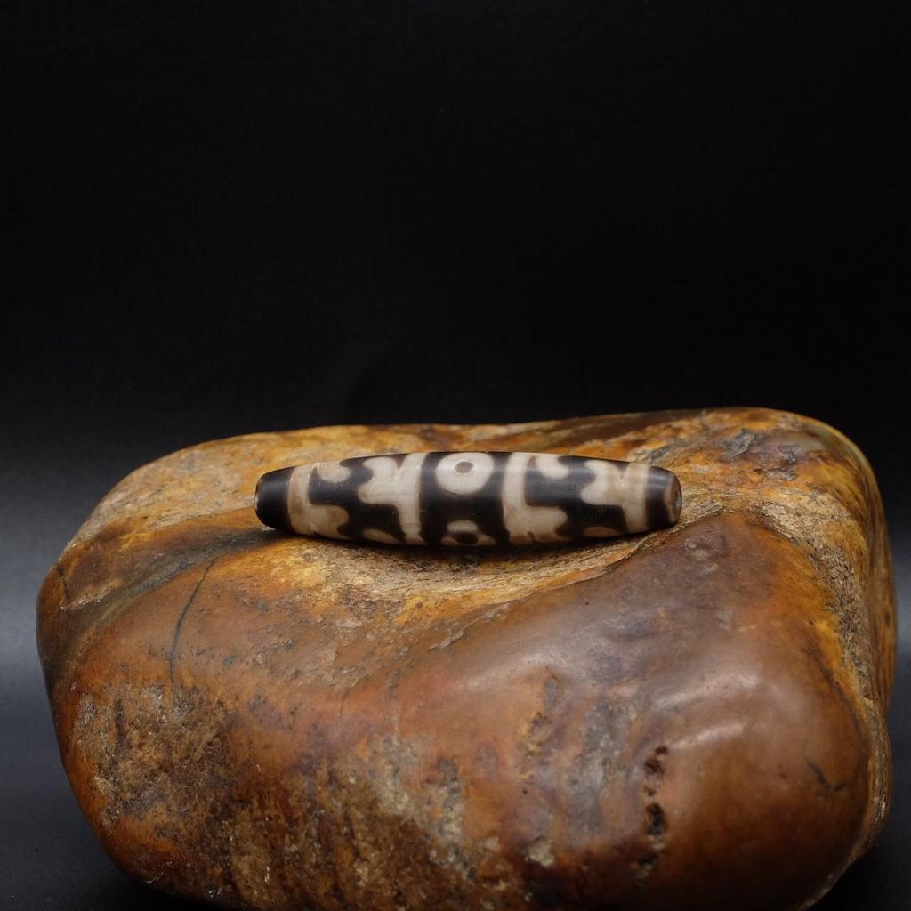 Бусина Дзи 3 глаза и шапка Падмасабхавы N°27