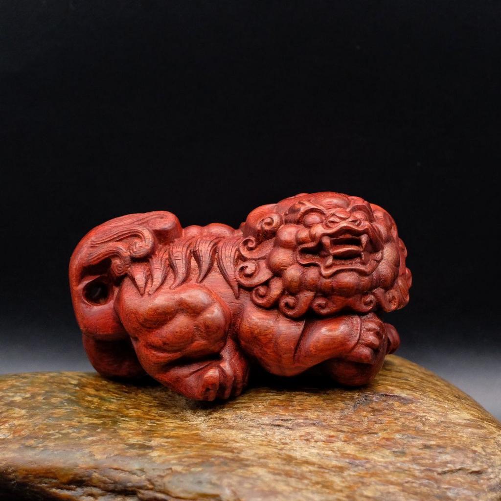 Фигурка из красного африканского сандала Небесный Лев смотрит вправо