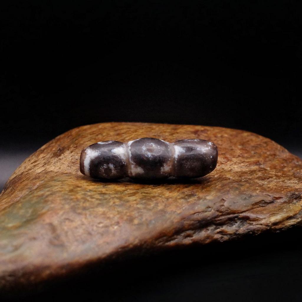 Тройная бусина Дзи 9 глаз N°2