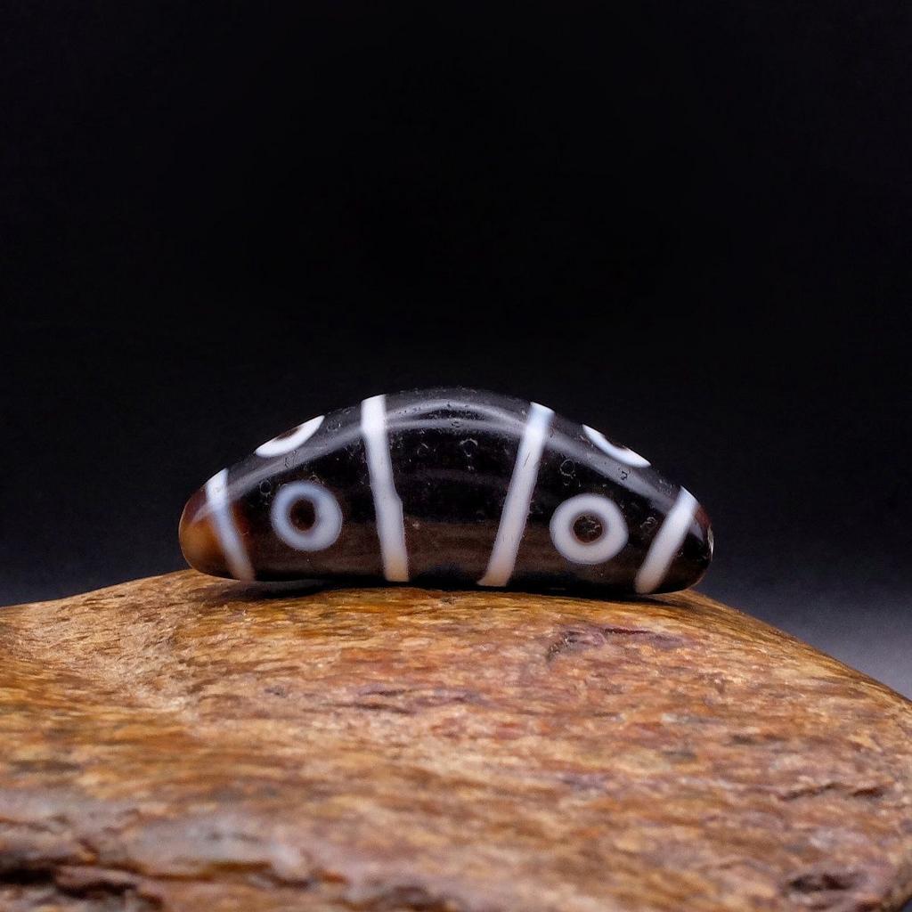 Бусина 8 глаз в форме полумесяца N°2