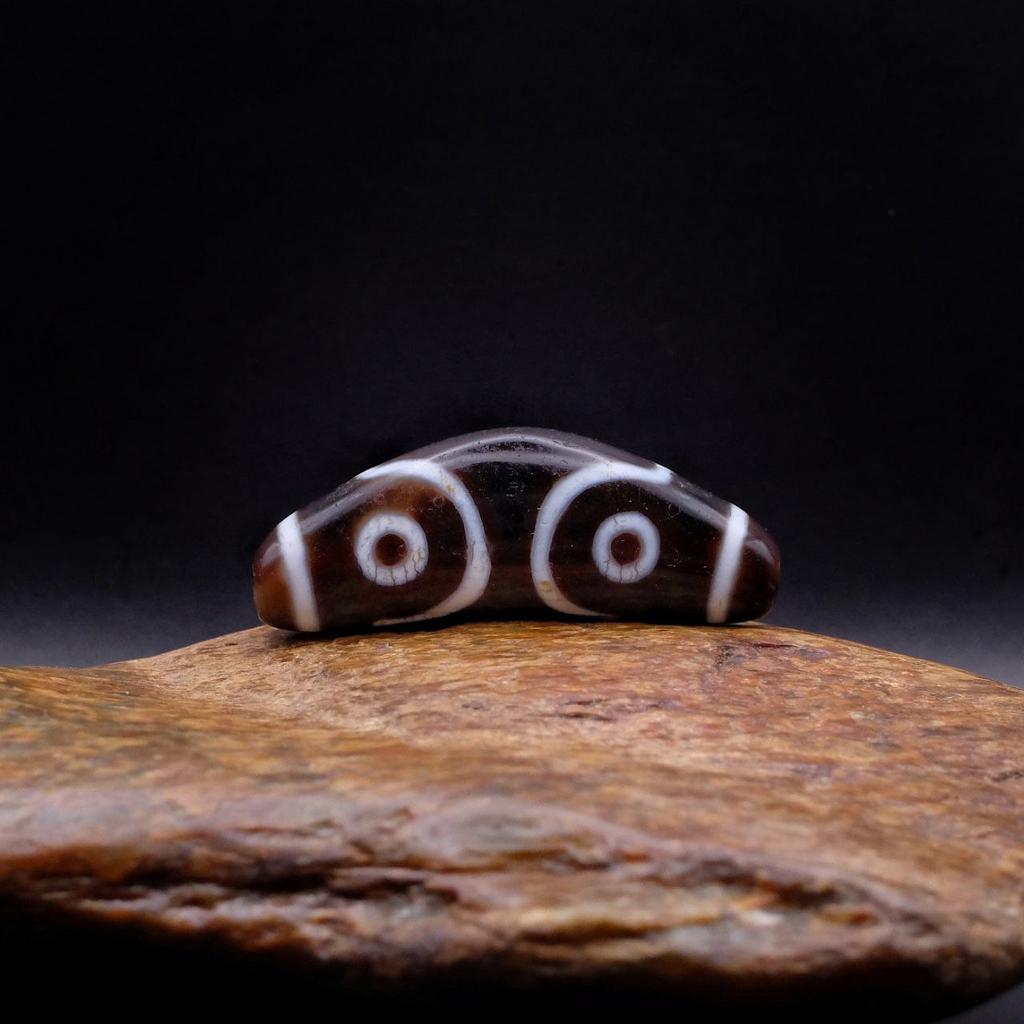 Бусина Дзи 4 глаза в форме полумесяца N°2