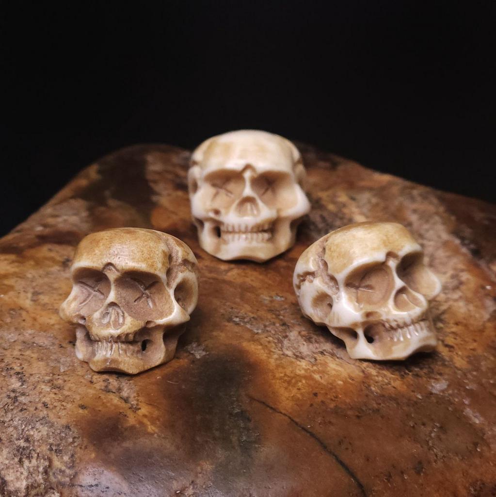 Бусина из рога Череп