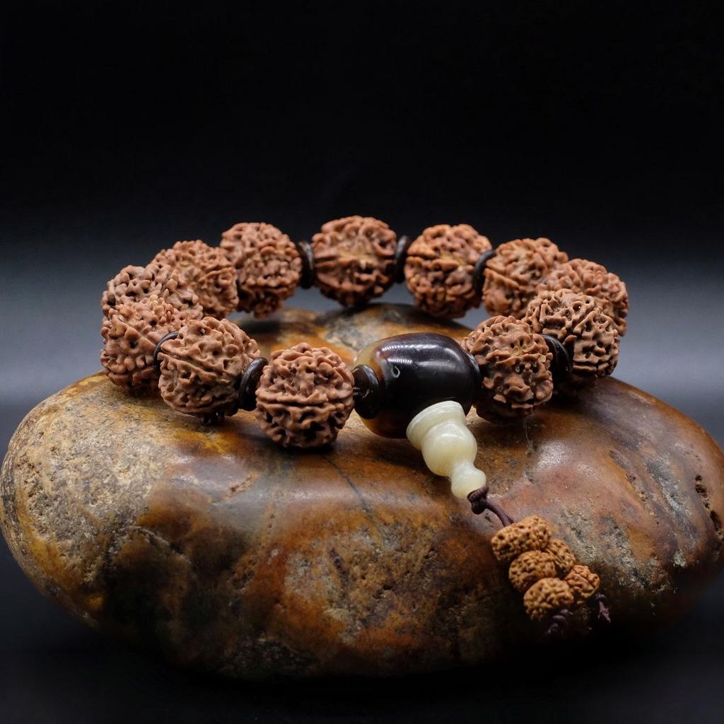Браслет из шестиликой рудракши с гуру-бусиной из рога буйвола