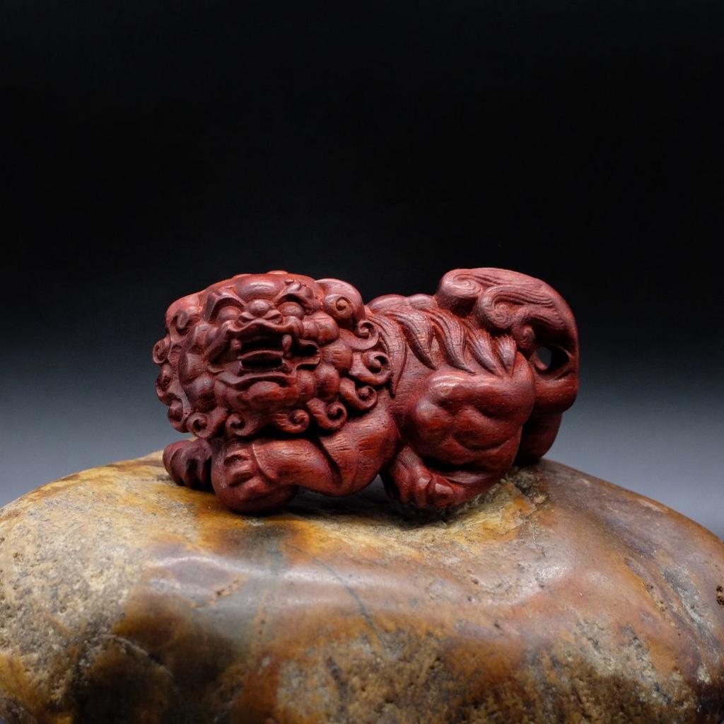 Фигурка из красного африканского сандала Небесный Лев смотрит влево