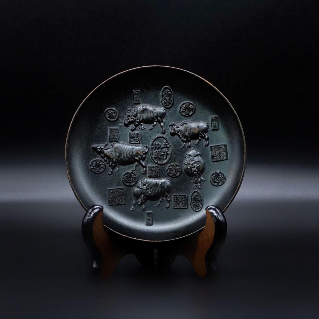 Тарелочка для подношений с изображением быков