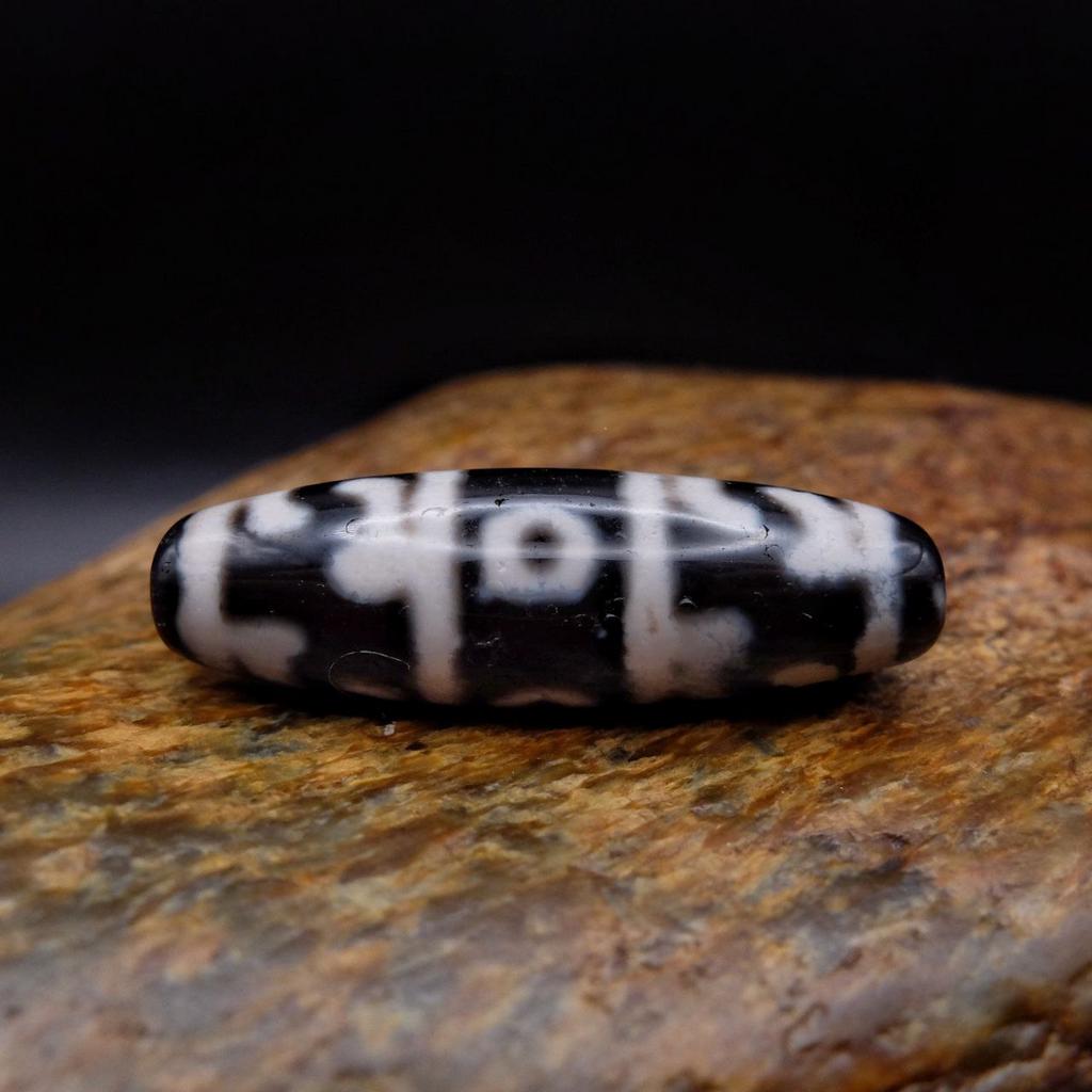 Бусина Дзи 3 глаза и шапка Падмасабхавы N°28