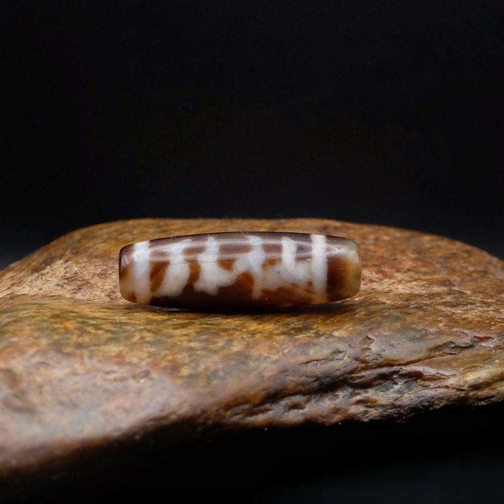 Бусина Дзи с уникальным рисунком и горами