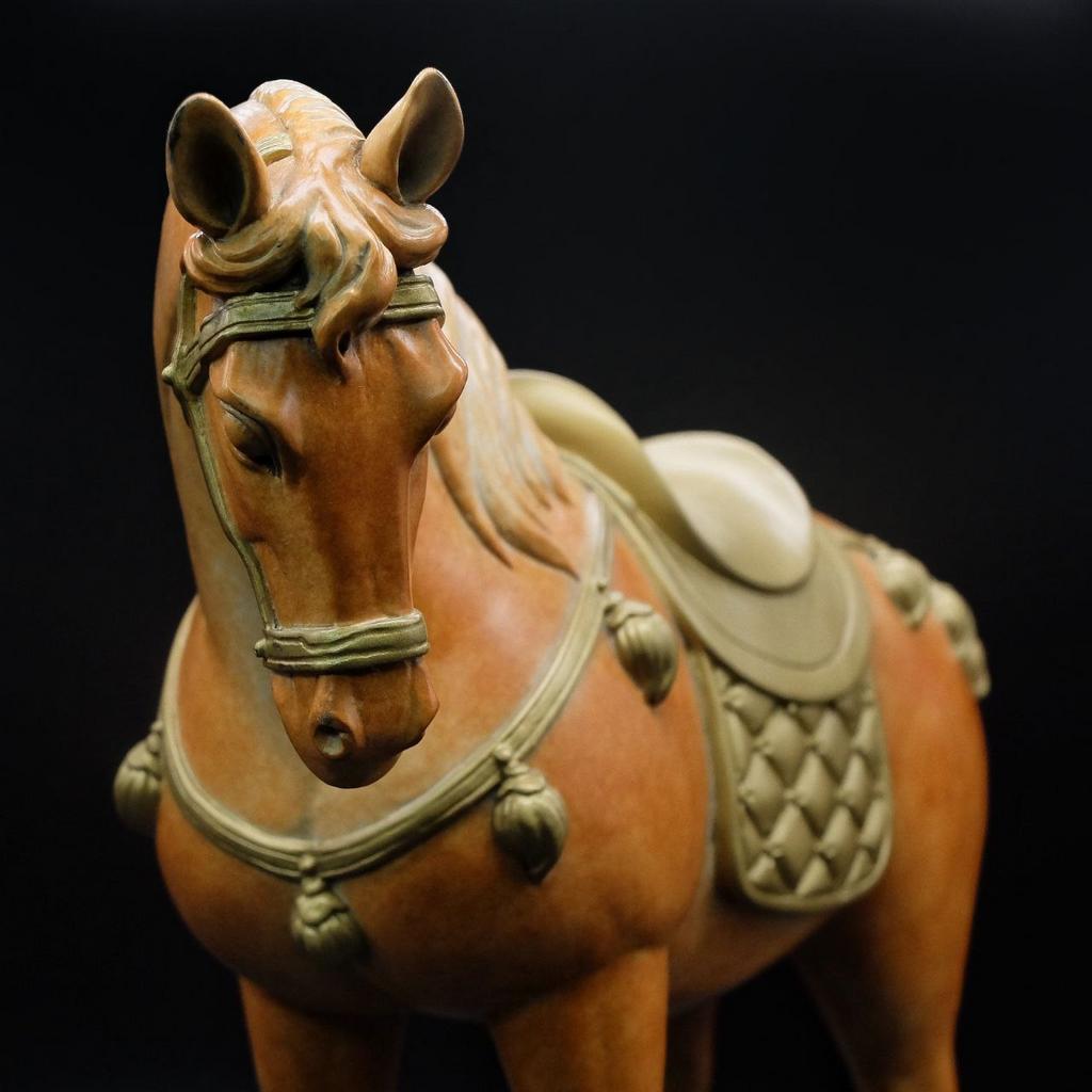 Конь несущий благо из бронзы с ручной росписью