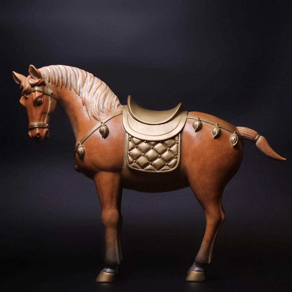 Конь несущий благо из бронзы с ручной росписью