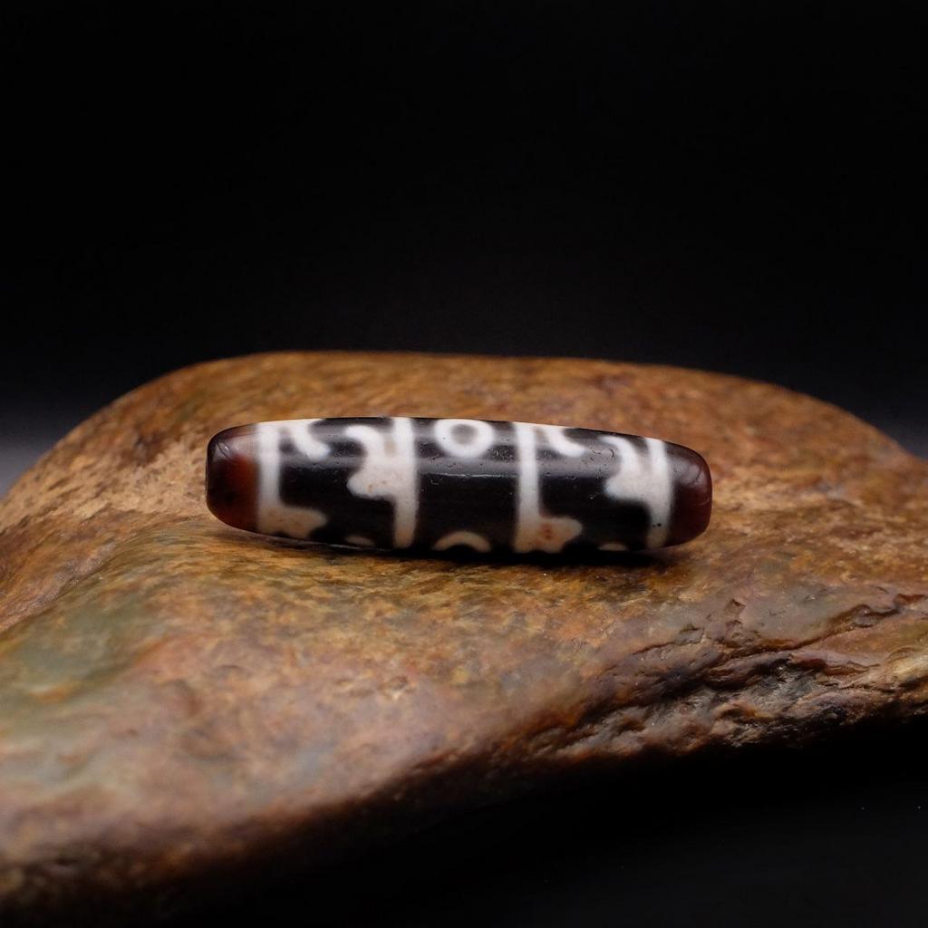 Бусина Дзи 3 глаза и шапка Падмасабхавы N°31