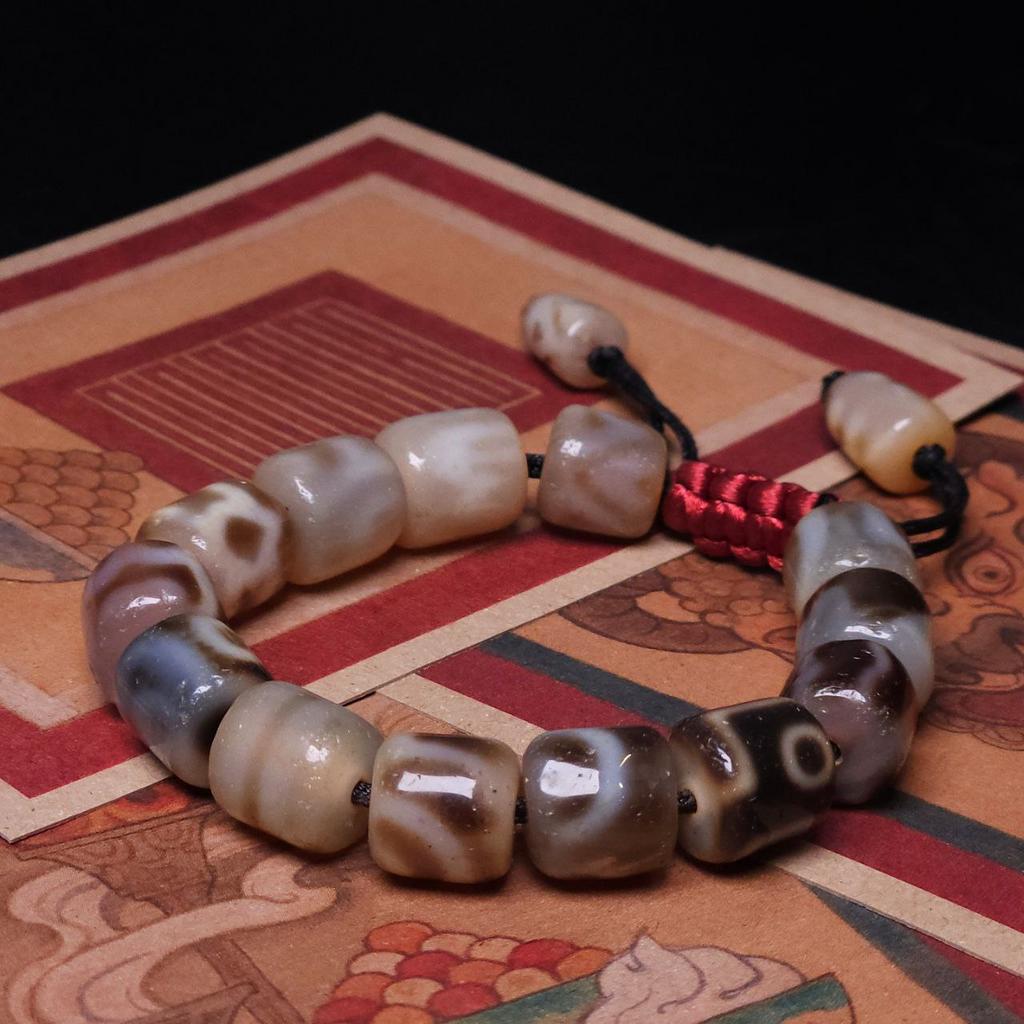 Браслет из сломанных бусин Дзи