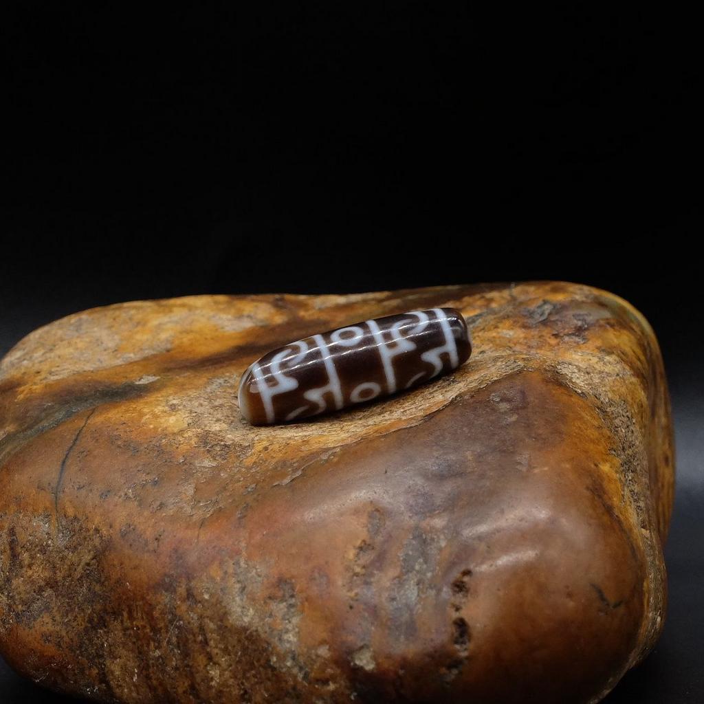 Бусина дзи 3 глаза и шапка падмасабхавы №33