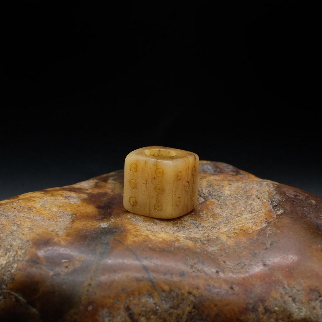 Бусина из кости яка в виде игрального кубика