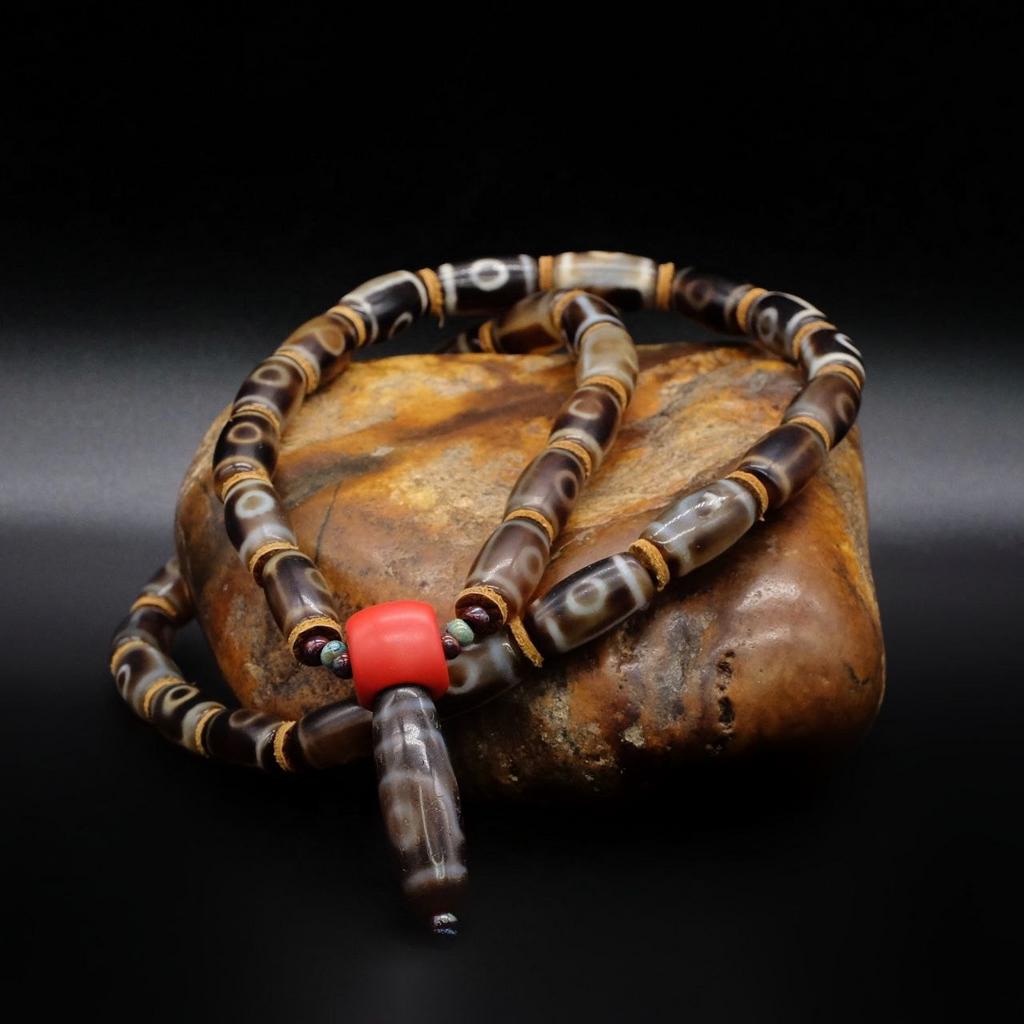 Ожерелье из бусин Дзи 2 глаза с киноварной гуру-бусиной