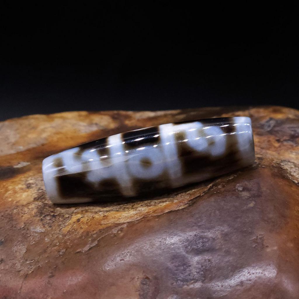 Бусина Дзи 3 глаза и шапка Падмасабхавы N°35