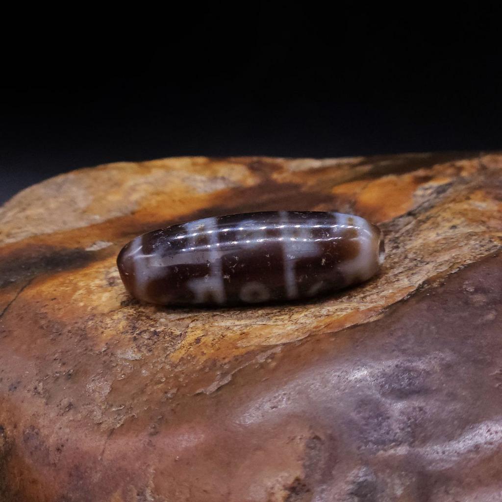 Бусина Дзи 3 глаза и шапка Падмасабхавы N°38