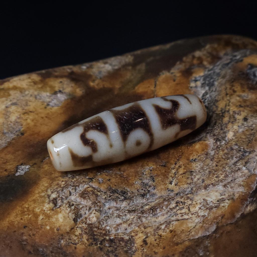 Бусина Дзи 3 глаза и шапка Падмасабхавы N°38