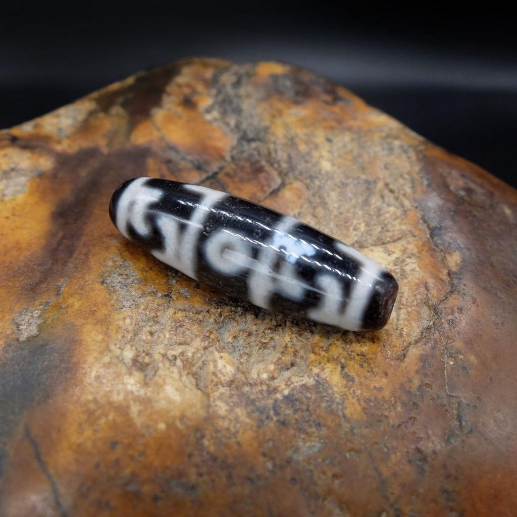 Бусина Дзи 3 глаза и шапка Падмасабхавы N°40