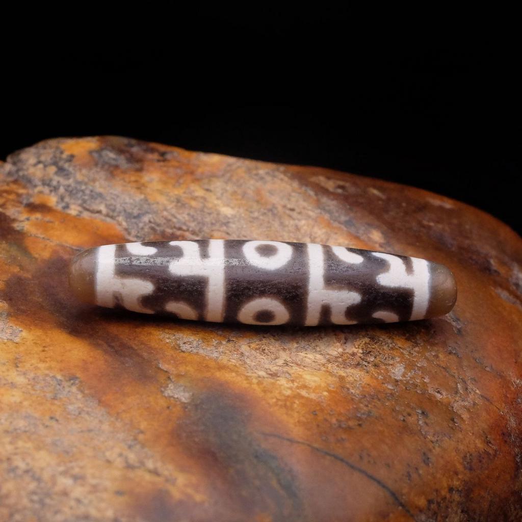 Бусина Дзи 3 глаза и шапка Падмасабхавы N°42