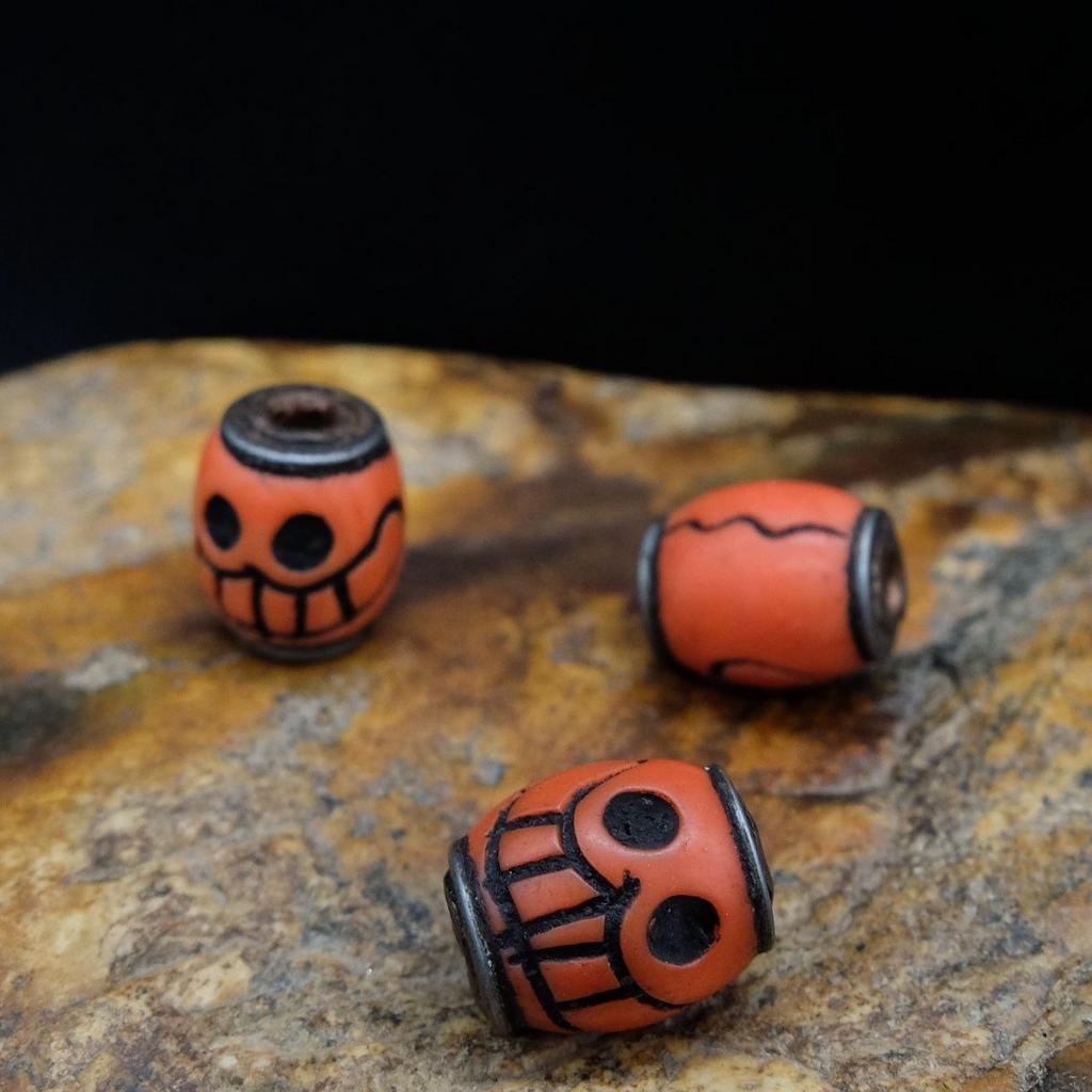Бусина - оранжевый череп с металлическим основанием