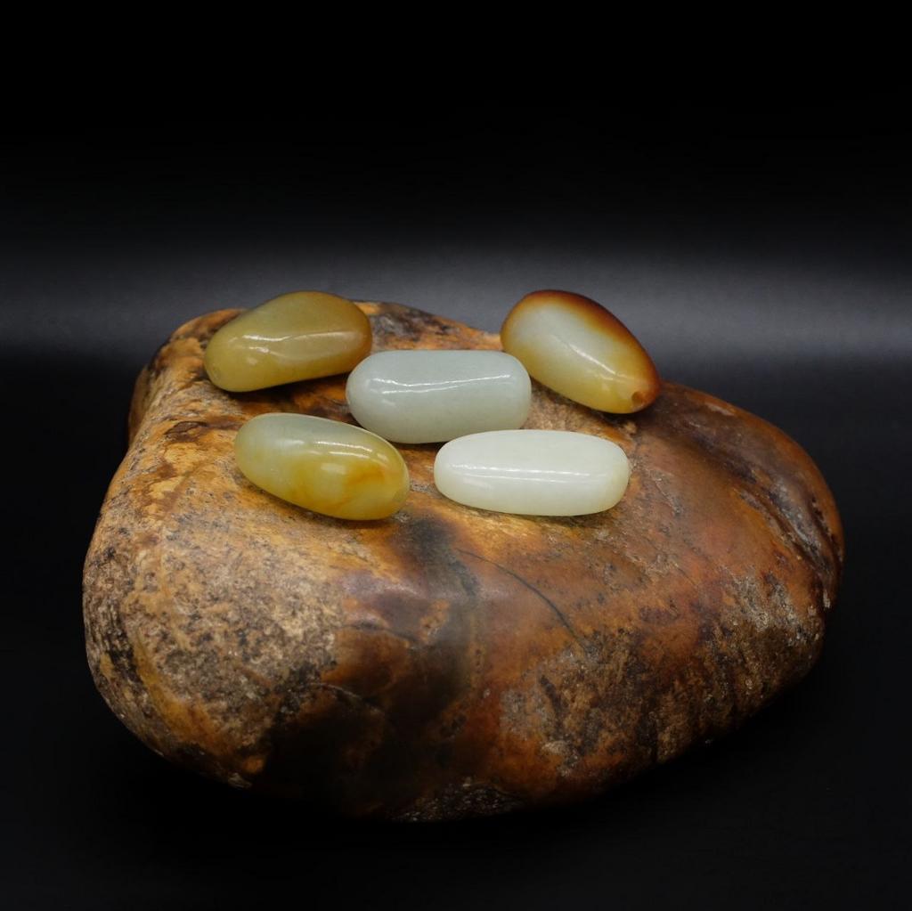 Бусина из окатыша нефрита большая