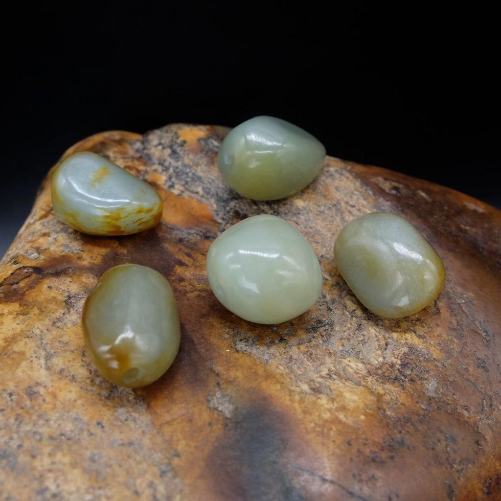 Бусина из окатыша нефрита средняя
