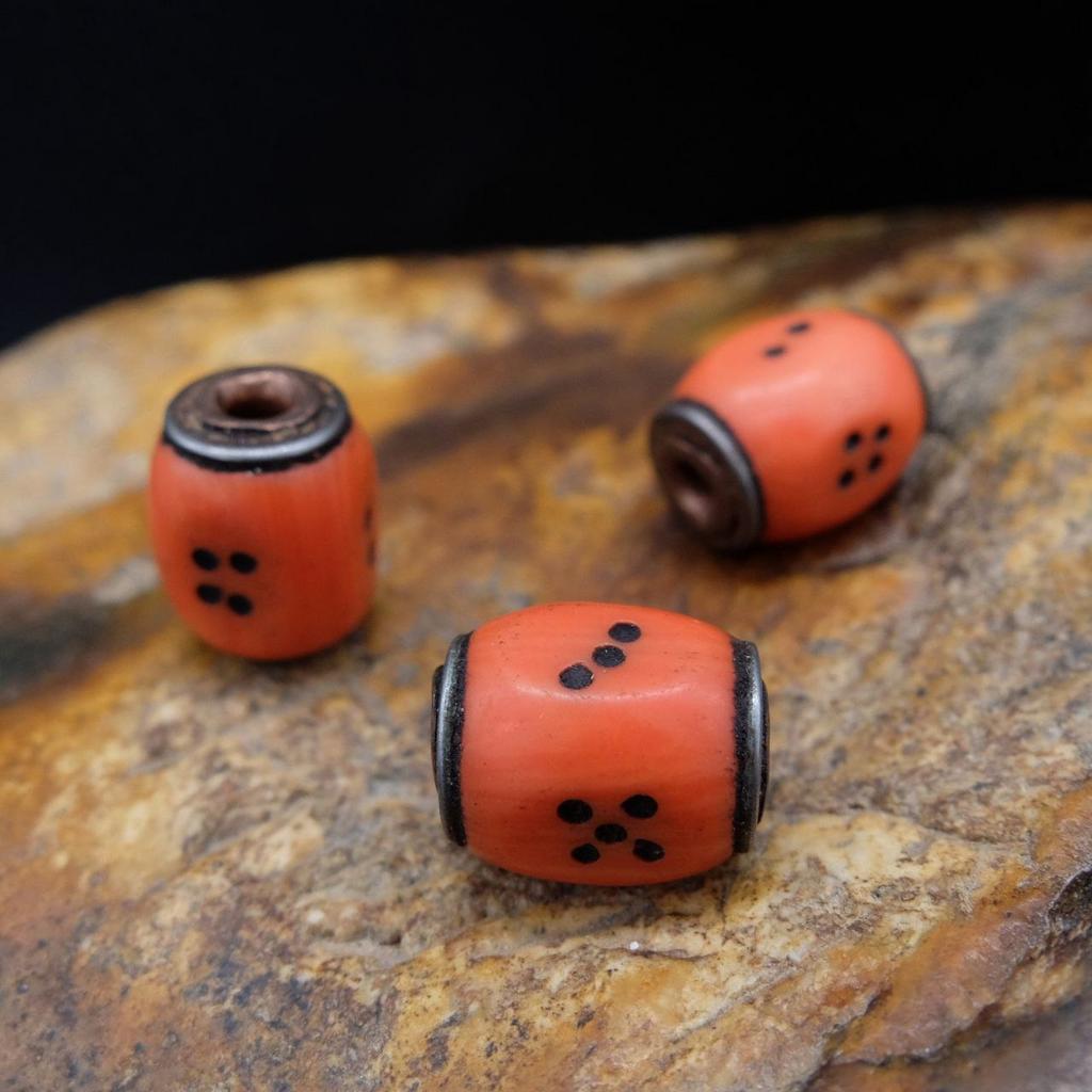 Бусина игральный кубик оранжевый с металлическим основанием