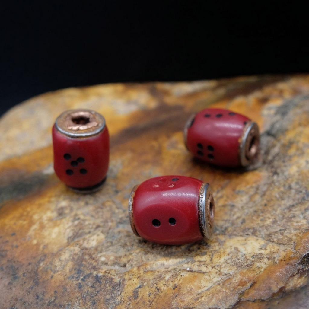 Бусина игральный кубик красный с металлическим основанием