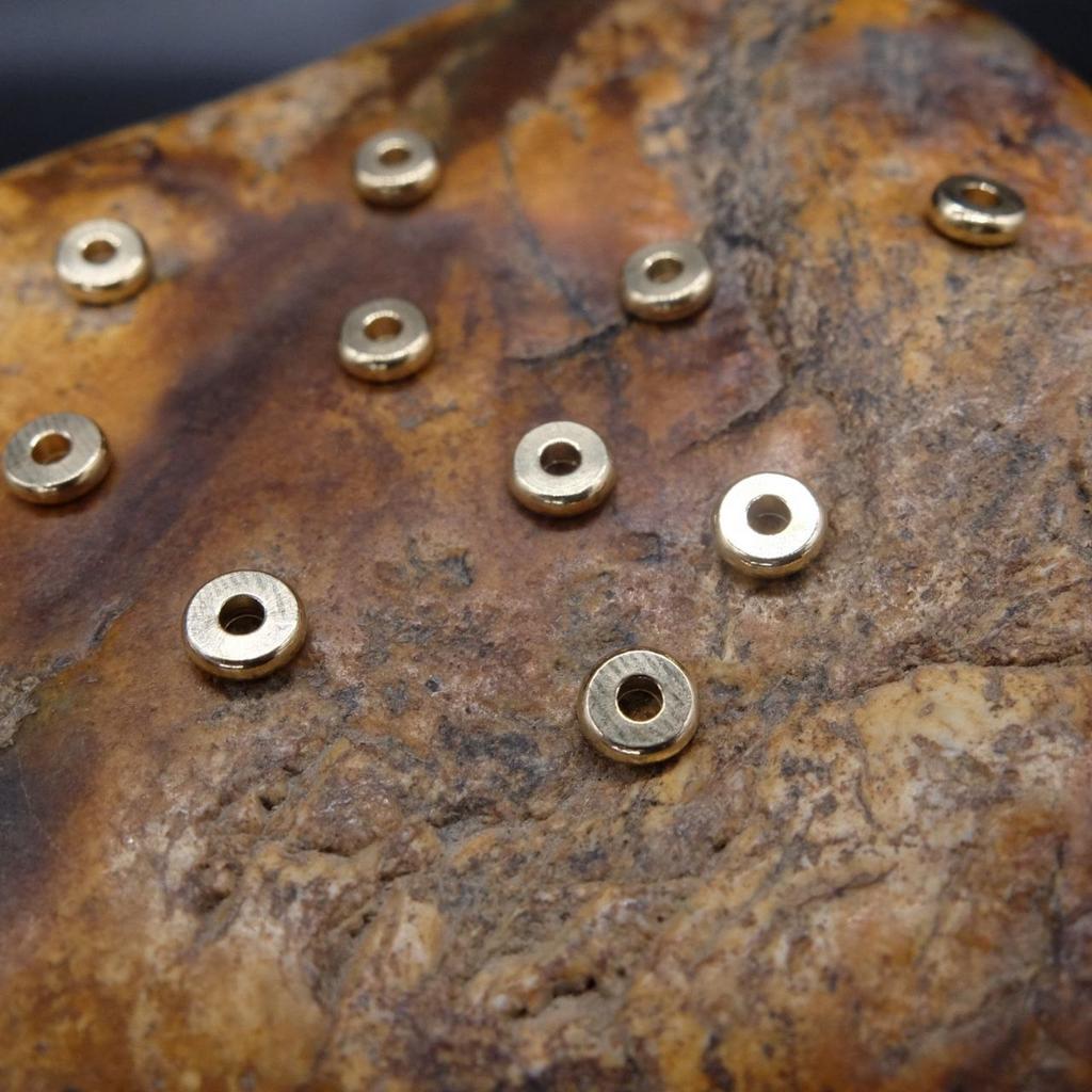 Плоская бусина из латуни маленькая