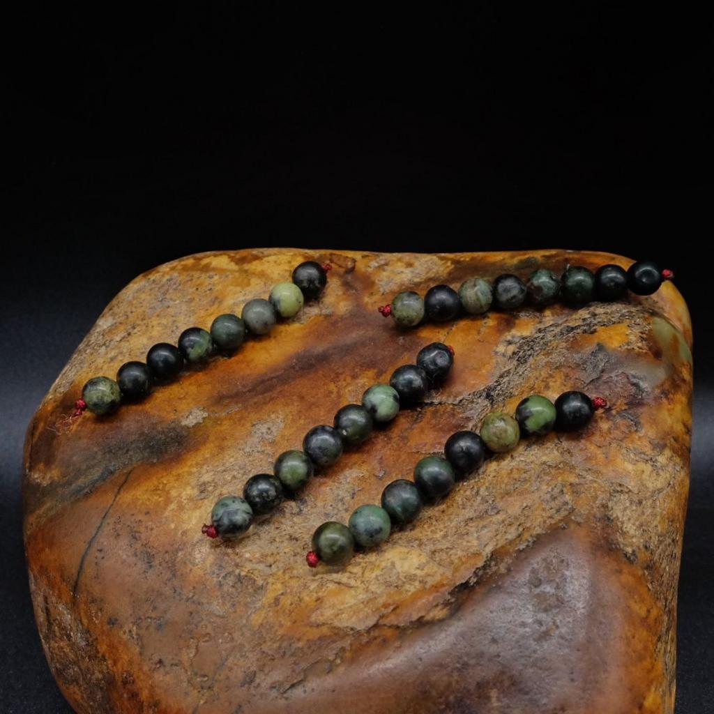 Набор бусин Тибетского нефрита 6 мм, 8 штук