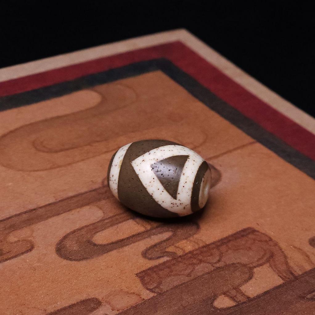 Бусина дзи 1 глаз и гора №14