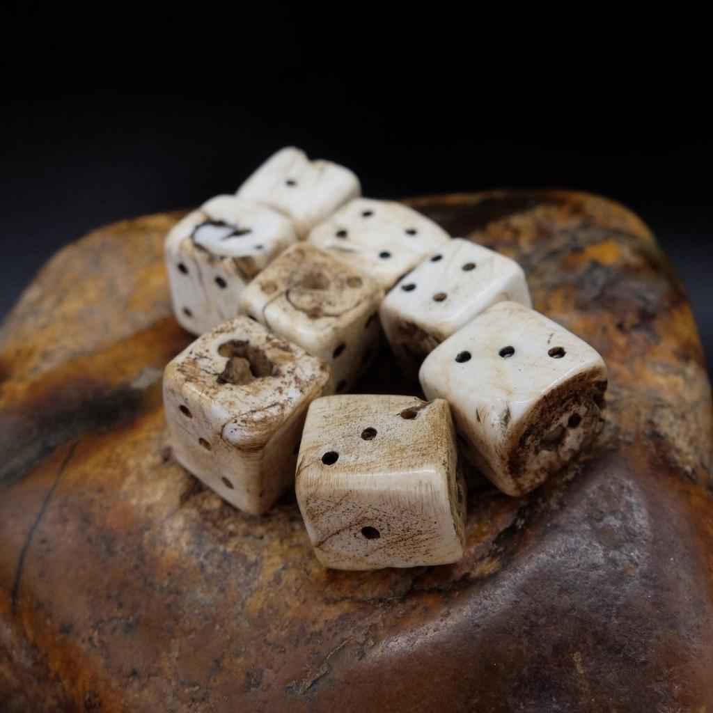 Бусина из ракушки гигантская тридакна в виде игрального кубика