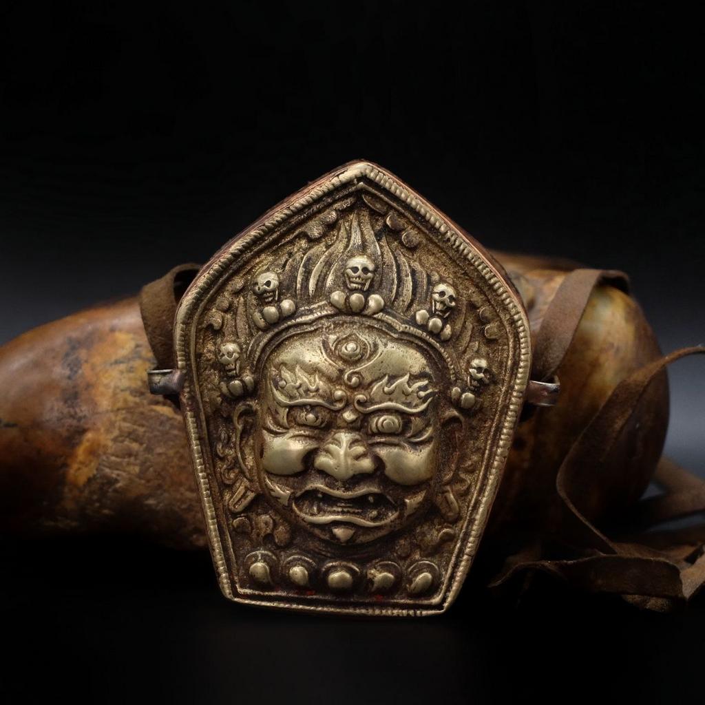 Дарохранительница Гау с изображением Бхайрава