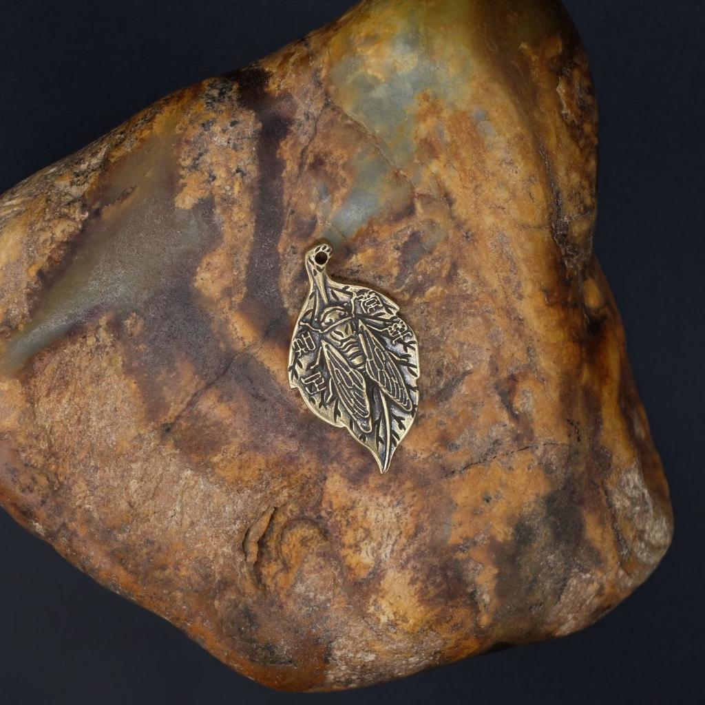 Подвеска листик с цикадой