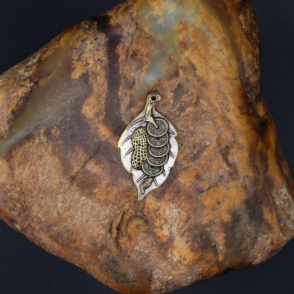 Подвеска листик с арахисом и монетами