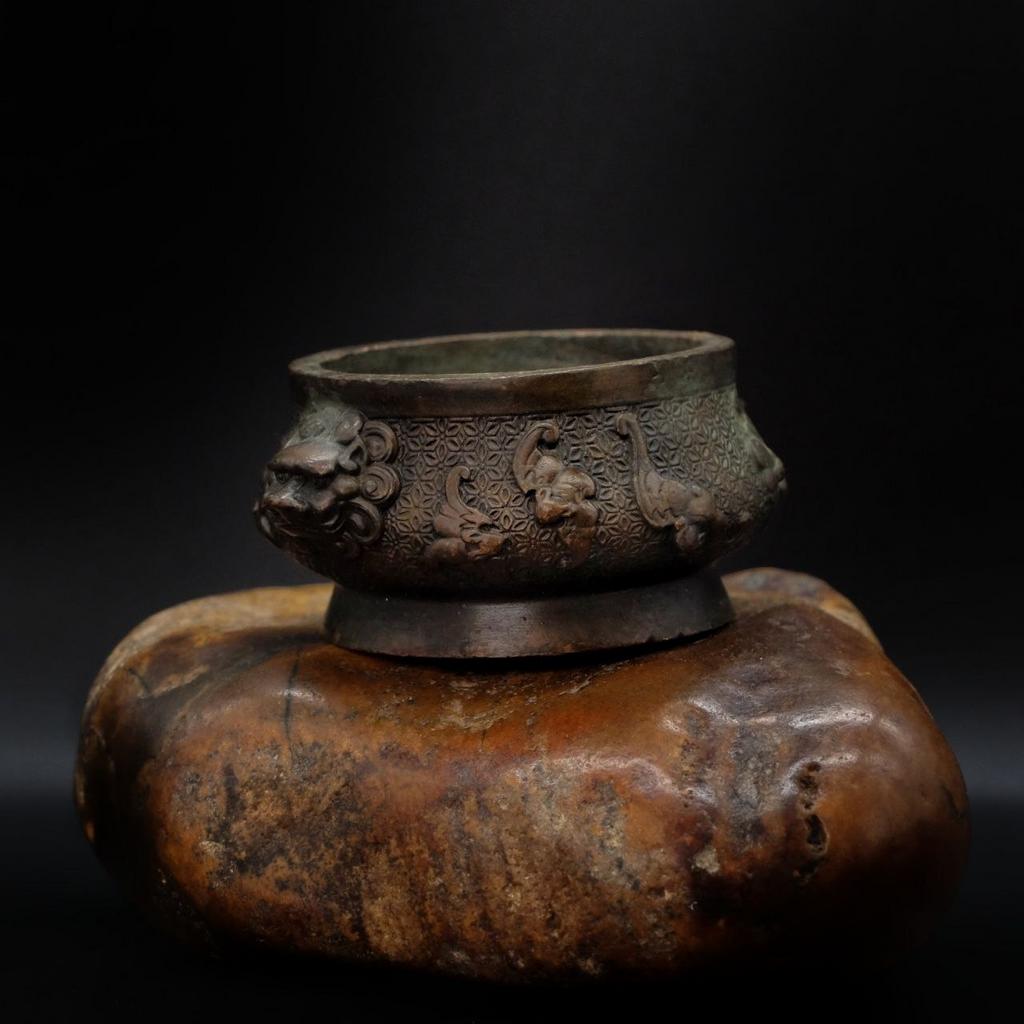 Курильница с масками львов и летучими мышами