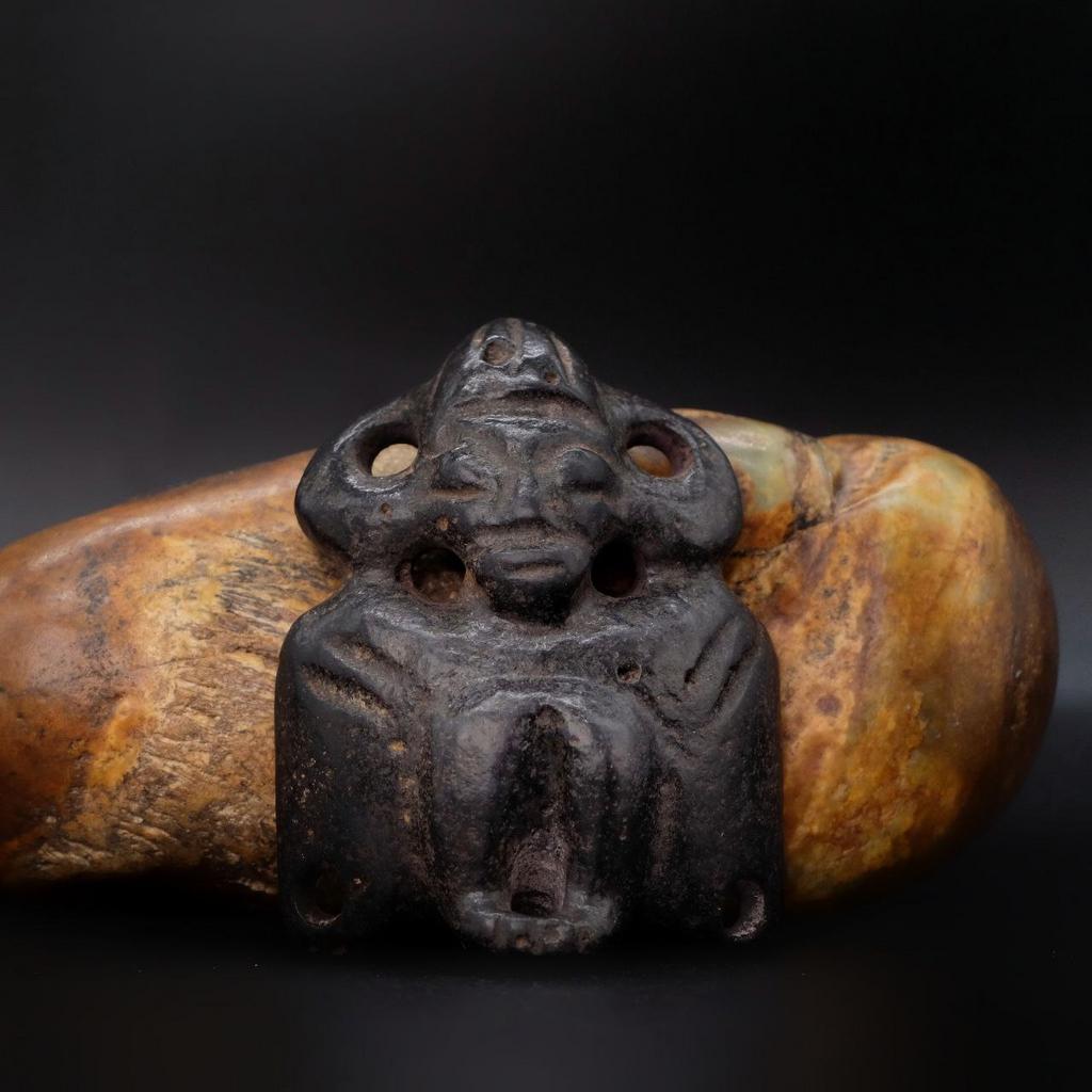 Фигурка предка в виде вещей птицы, Хушаньская культура