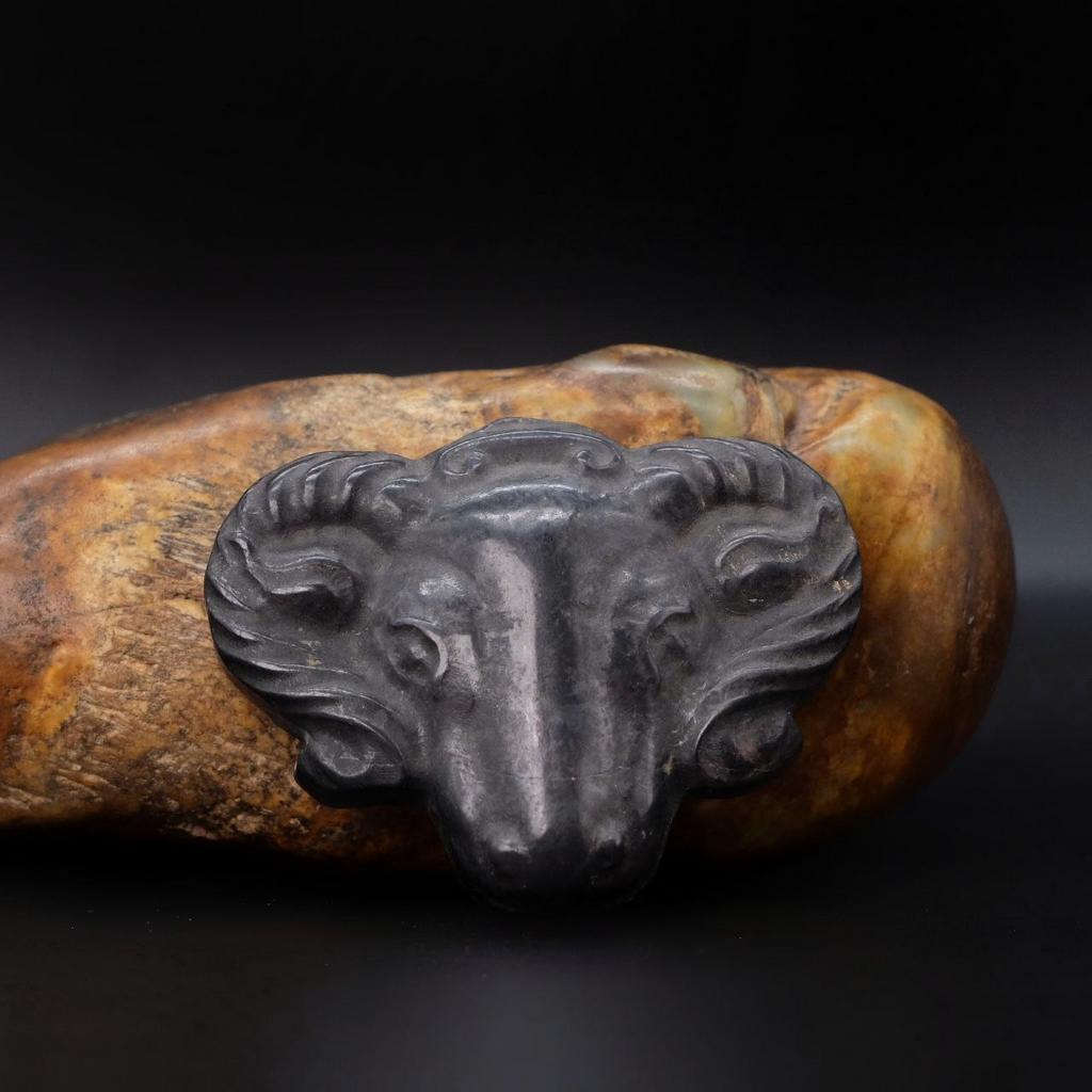 Жертвенная голова барана из камня