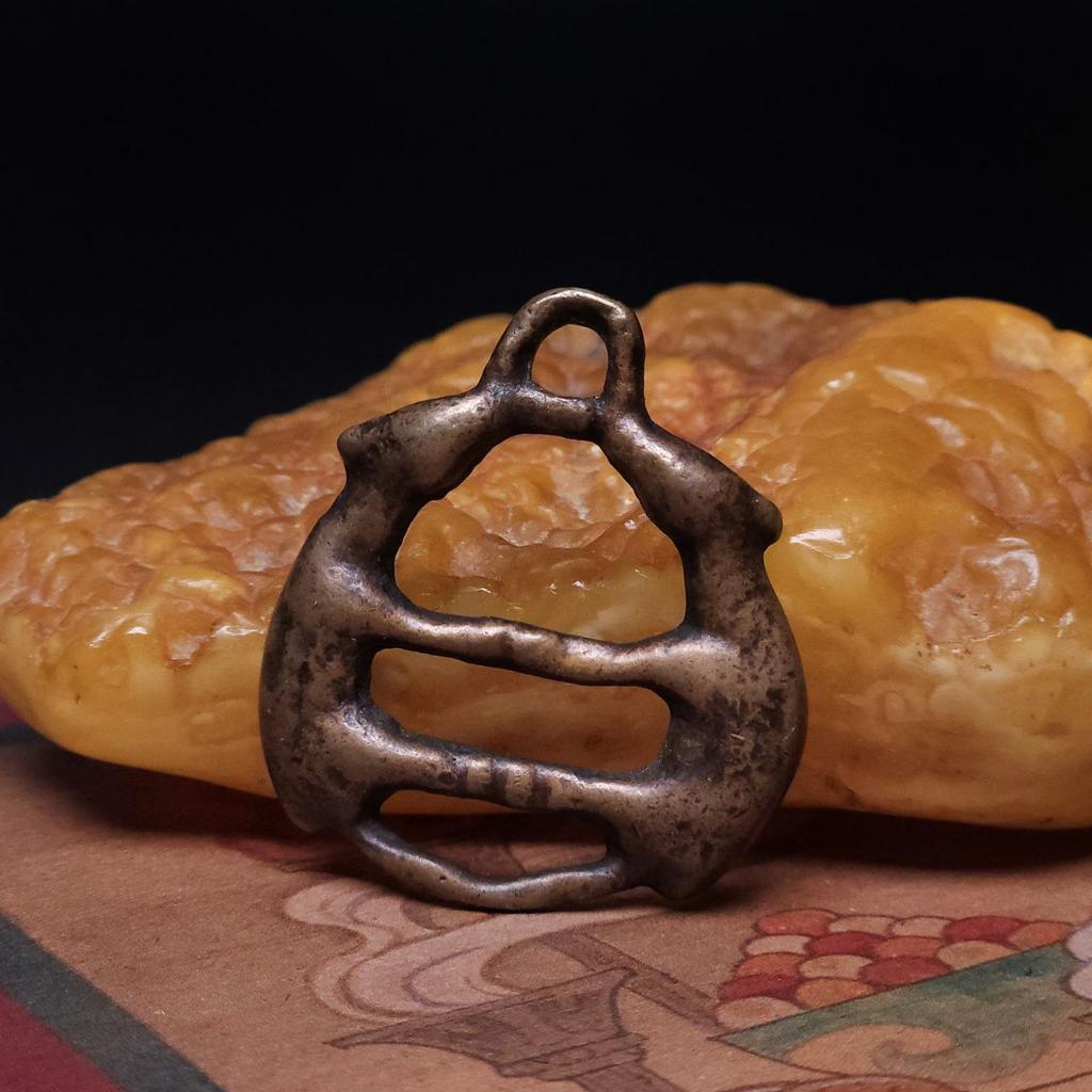 Старинный амулет токча Священные Олени