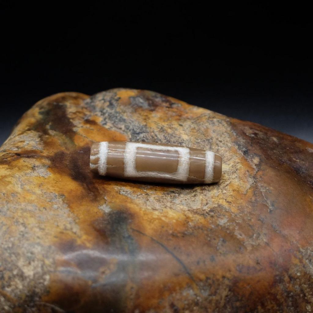 Бусина Дзи Четырехрукий Авалокитешвара и земля