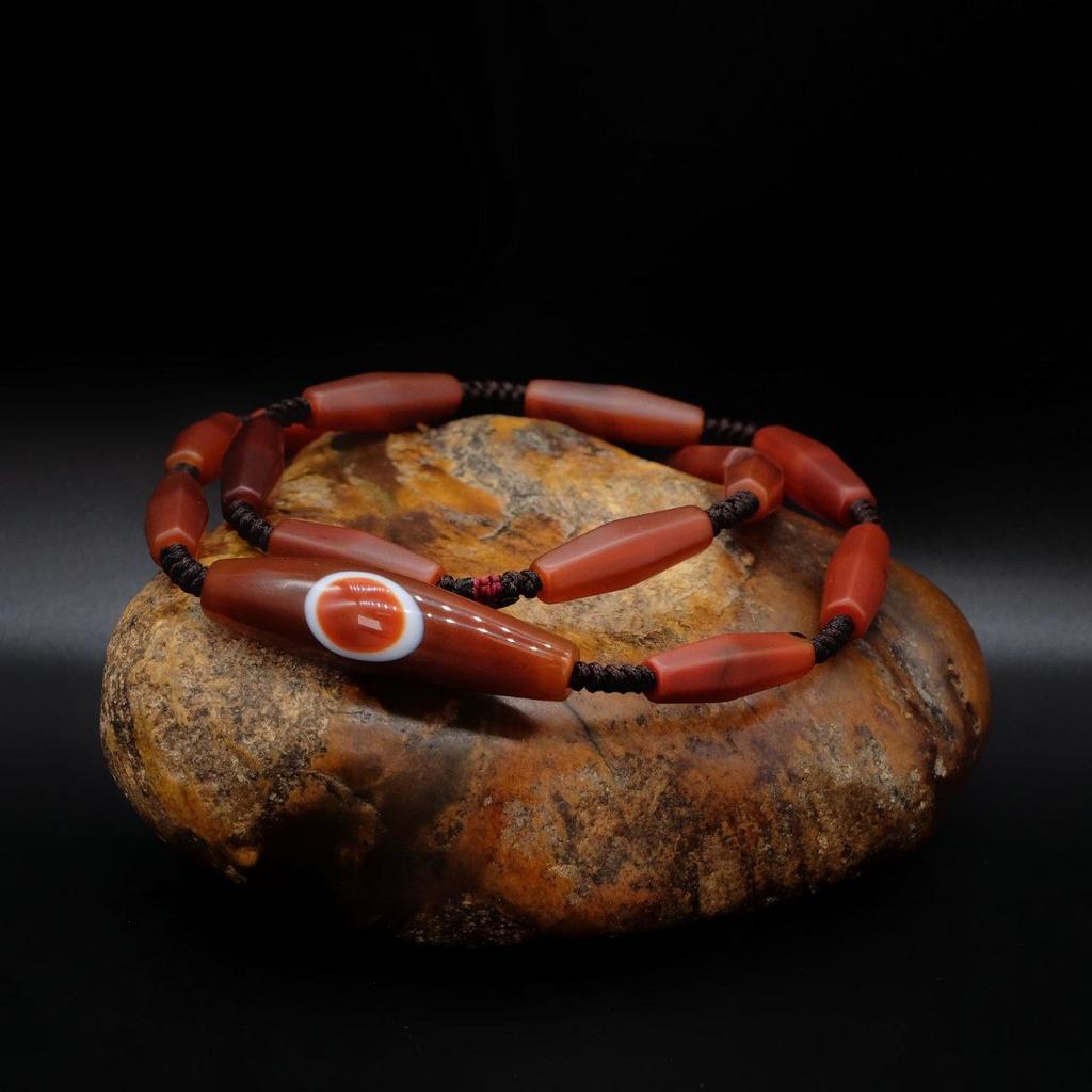 Подвеска с натуральной бусиной дзи "Голова быка" и старым агатом