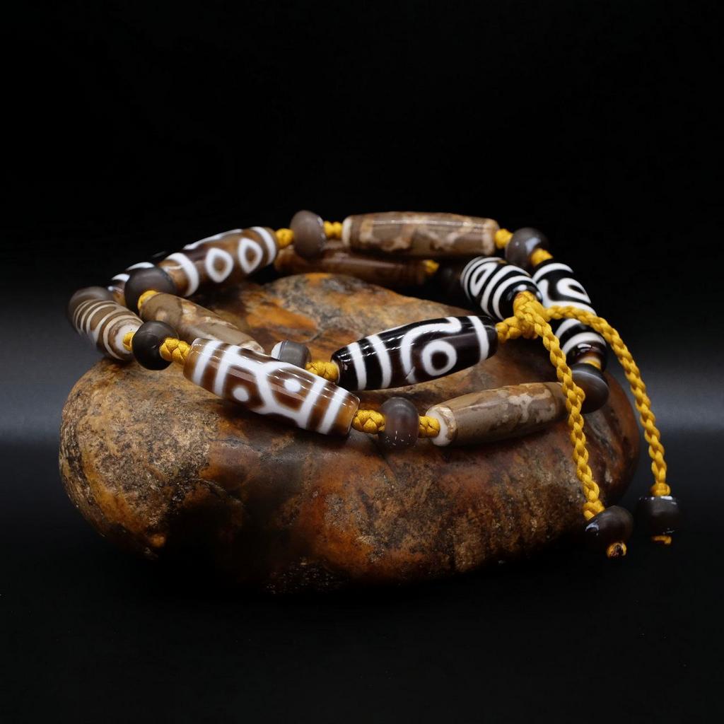 Ожерелье из бусин дзи и старого агата