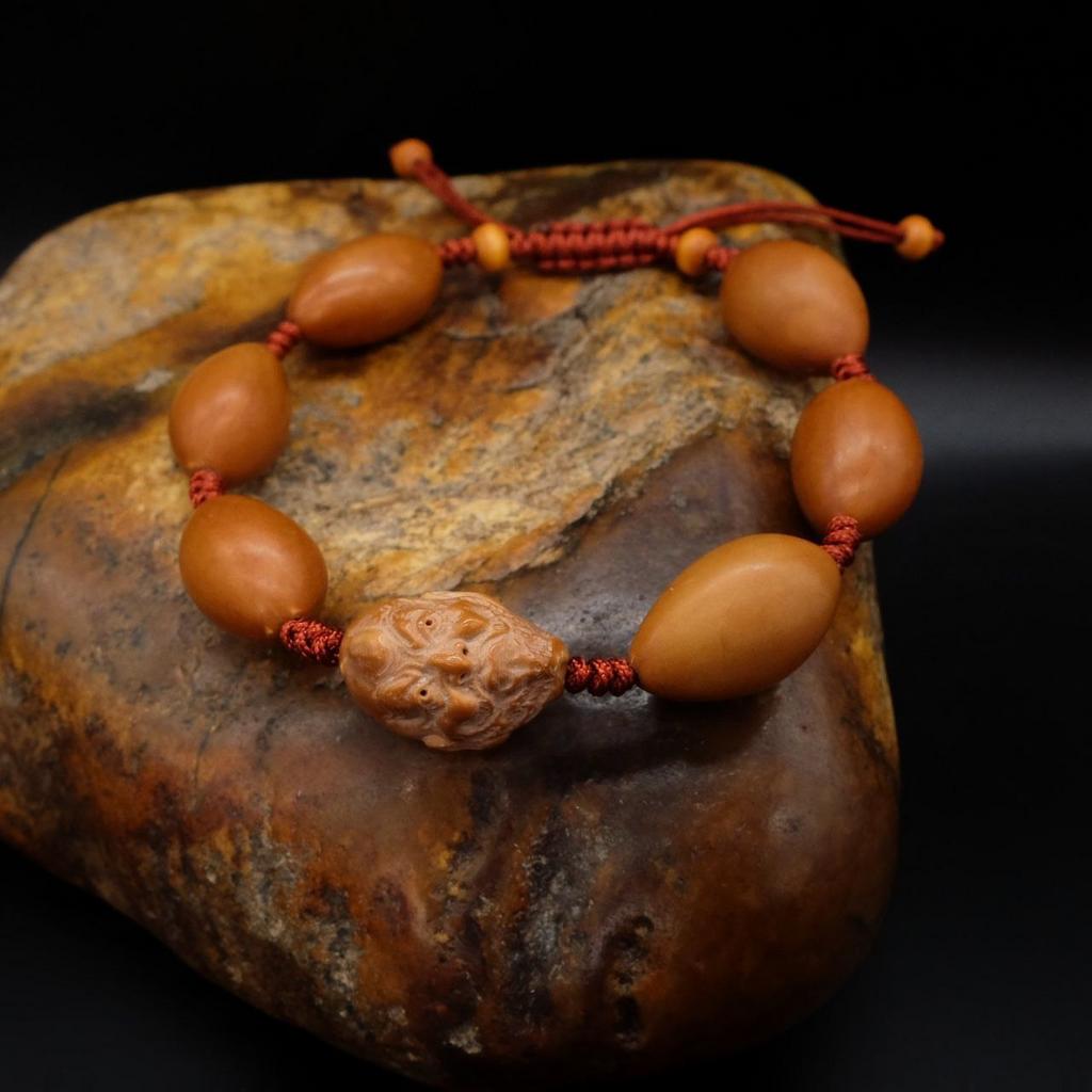 Браслет из косточки оливы с изображением архата N°6