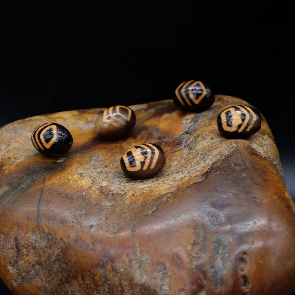 Бусина Дзи Сосуд Долголетия и Бриллиант в горных пиках