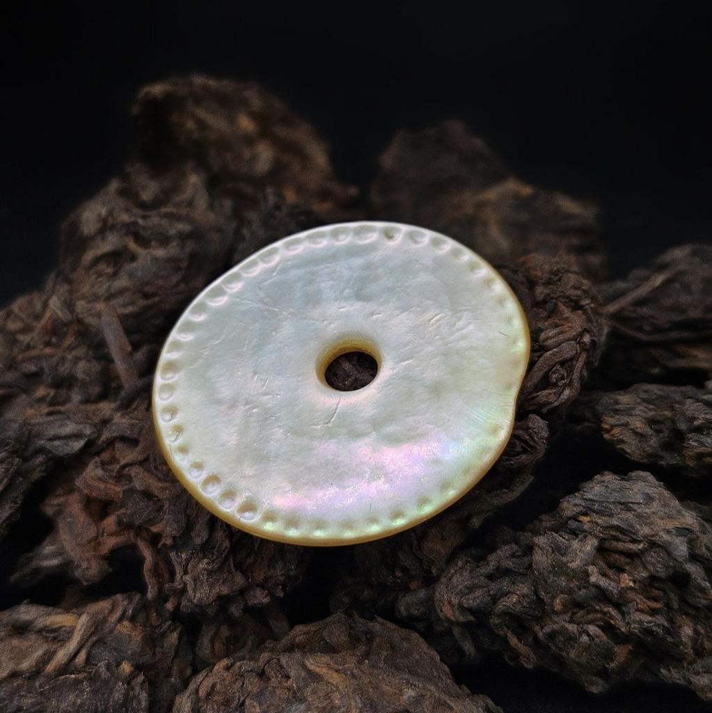 Старинная перламутровая пуговица с шаманского костюма
