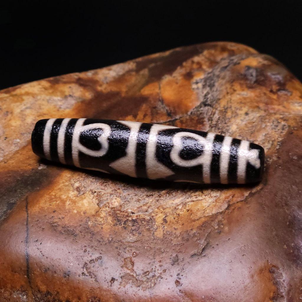 Бусина Дзи Бумпа в зубах тигра